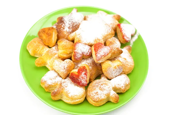 Kekse mit Puderzucker auf einem Teller isoliert auf weiß — Stockfoto