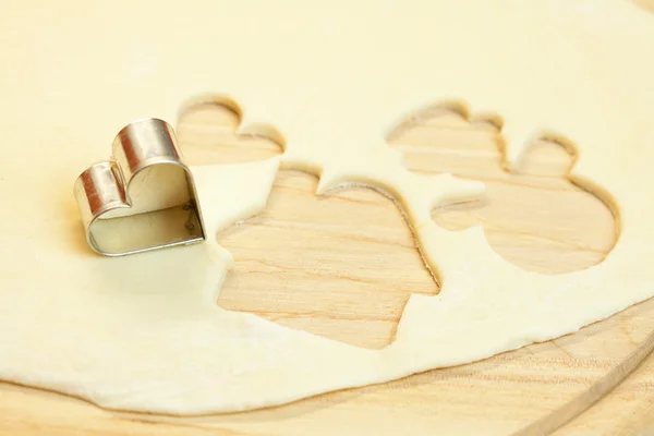 Вырезать тесто снеговик, дом, сердце, и формы для печенья — стоковое фото