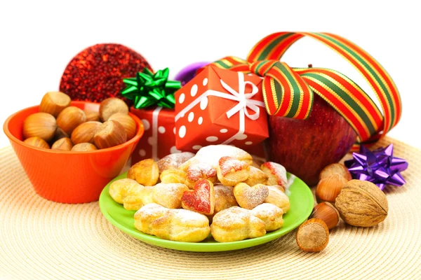 菜、 饼干、 坚果、 苹果、 蝴蝶结、 盒、 礼品、 圣诞球 — 图库照片