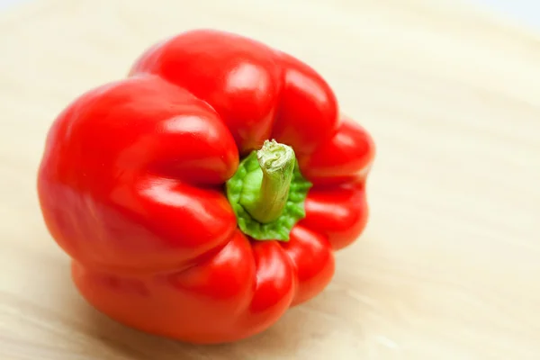 Červenou papriku na prkénku izolované na bílém — Stock fotografie