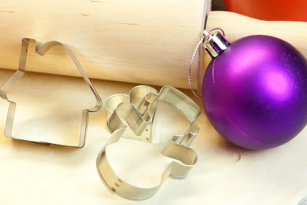 Formularios para las galletas, rodillo, masa y juguete de Navidad —  Fotos de Stock
