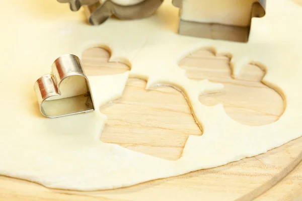 Skär degen snögubbe, hus, hjärtat och former för cookies — Stockfoto
