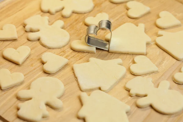 Masa cortada muñeco de nieve, casa, corazón, y formas para galletas —  Fotos de Stock