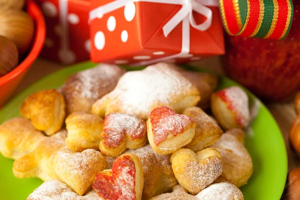 Prato, biscoitos, nozes, maçã, arcos, caixas, presentes, bolas de Natal — Fotografia de Stock