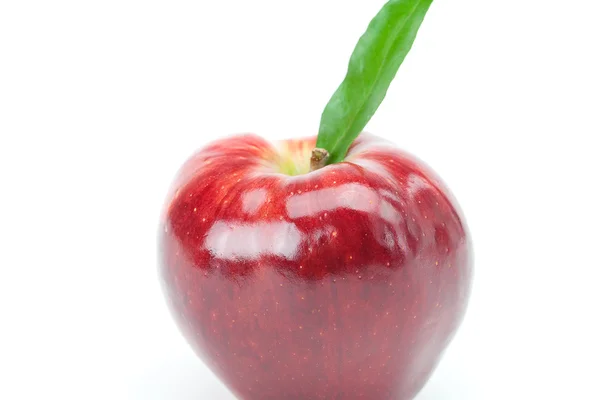Rött äpple med grönt blad isolerat på vitt — Stockfoto