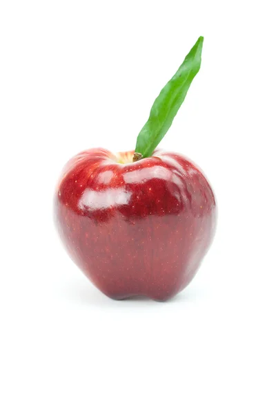 Mela rossa con foglia verde isolata su bianco — Foto Stock