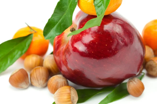 Rode appel, Mandarijn met groene bladeren en noten geïsoleerd op whi — Stockfoto
