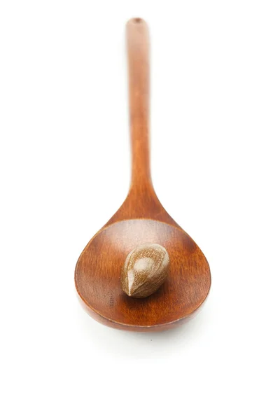 Pecans en la cuchara de madera aislado en blanco — Foto de Stock