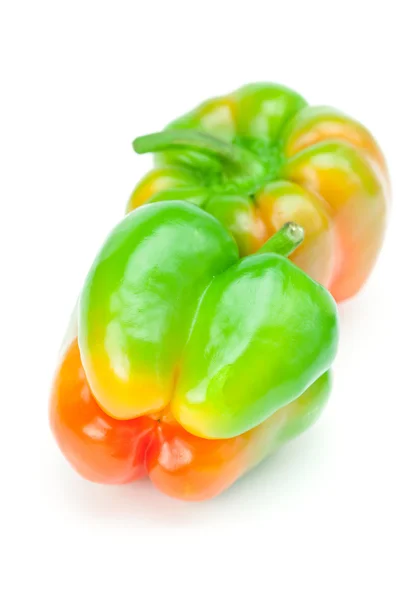 Πολύχρωμες πιπεριές που απομονώνονται σε λευκό — Φωτογραφία Αρχείου