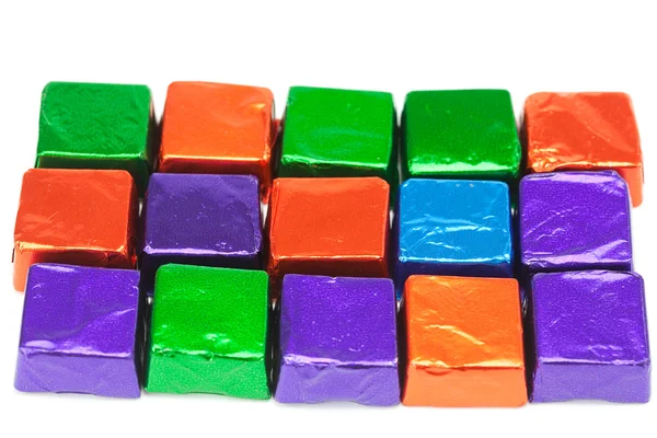Cukierki w błyszczący opakowania na białym tle — Zdjęcie stockowe