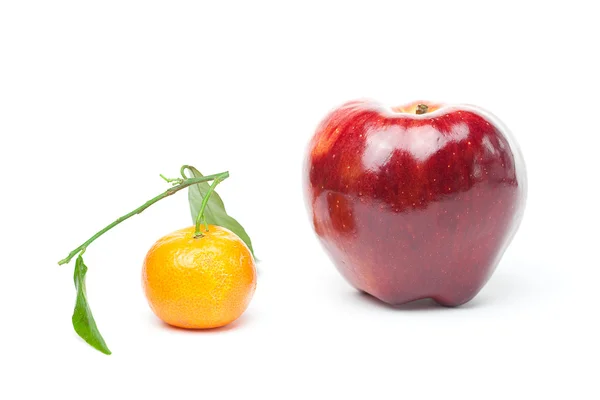 Mandarina y una manzana con hoja verde aislada sobre blanco — Foto de Stock