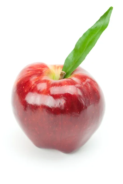 Mela rossa con foglia verde isolata su bianco — Foto Stock