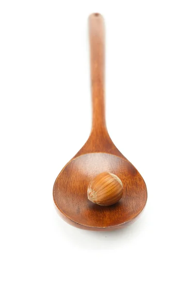 Avellanas sobre una cuchara de madera aislada en blanco —  Fotos de Stock
