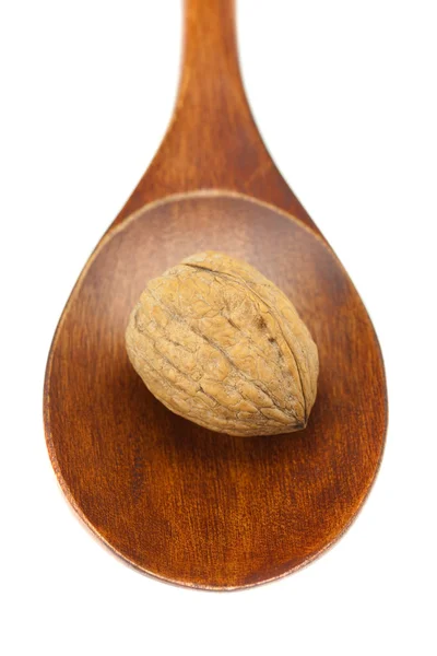 Ořech v dřevěnou lžící izolované na bílém — Stock fotografie