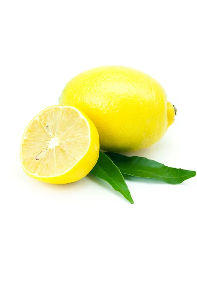 白で隔離される緑の葉でレモン — ストック写真