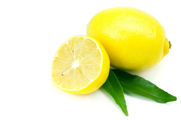 柠檬与绿叶上白色隔离 — 图库照片