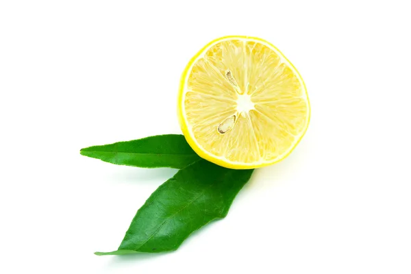 Citron avec feuille verte isolée sur blanc — Photo