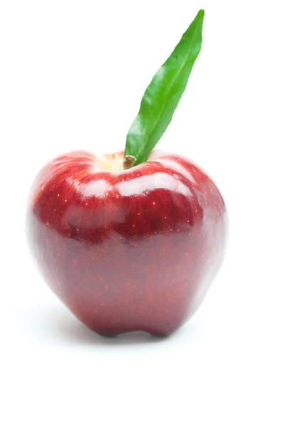 Червоне яблуко з зеленим листом ізольовано на білому — стокове фото