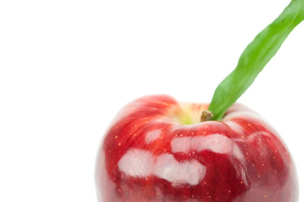 Červené jablko se zeleným listem izolované na bílém — Stock fotografie