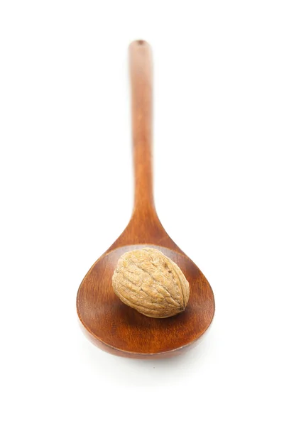 Ořech v dřevěnou lžící izolované na bílém — Stock fotografie