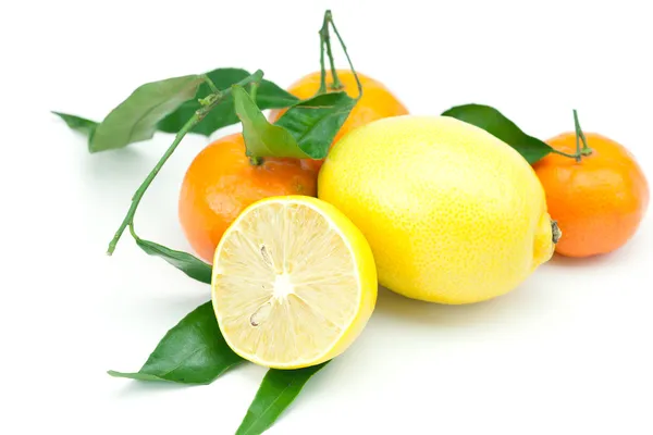 Лимон і мандарин з зеленим листям ізольовані на білому — стокове фото