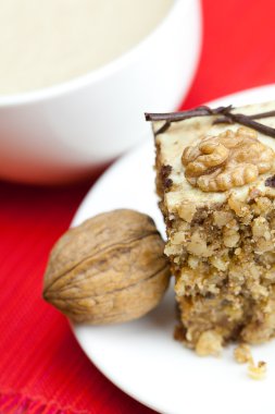 bir kapuçino, pasta plaka üzerinde yalan üzerine fındık