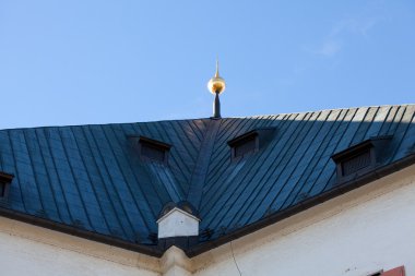 dak van het gebouw tegen de blauwe hemel