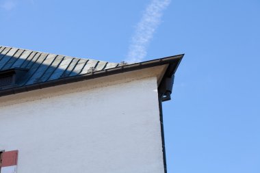 dak van het gebouw tegen de blauwe hemel