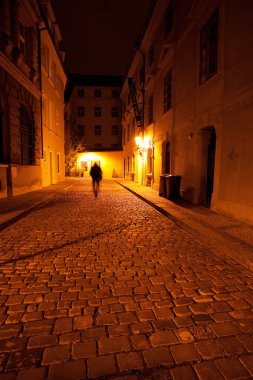 Prag sokakta güzel gece görünümü