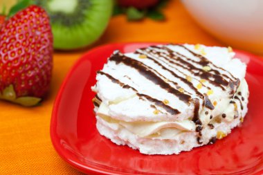 Limonlu çay, kivi, pasta ve turuncu kumaş üzerine yalan çilek