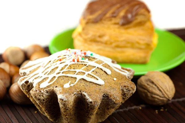 Krema, çikolata ve fındık bir bambu yalan ile kek pasta — Stok fotoğraf