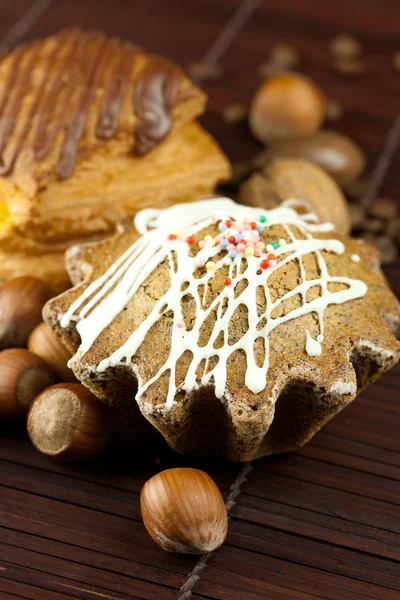 Kaka med glasyr, kaka med choklad, kaffe bönor och nötter lyin — Stockfoto