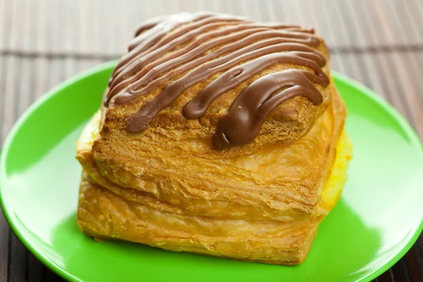 Kuchen mit Schokolade auf dem Teller auf einer Bambusmatte — Stockfoto