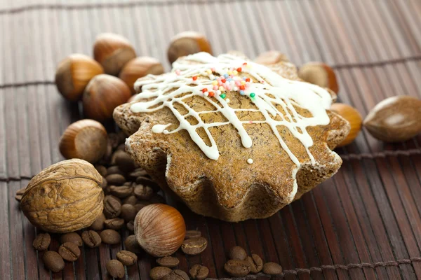 蛋糕与结冰、 咖啡豆和躺在竹凉席上的螺母 — 图库照片