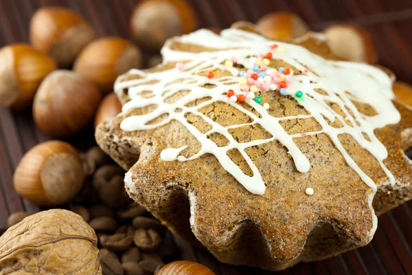 케이크 착 빙, 커피 콩 및 견과류 대나무 매트에 누워 — 스톡 사진