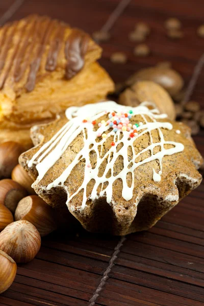 Cake with icing, cake with chocolate, coffee beans and nuts lyin — Stockfoto