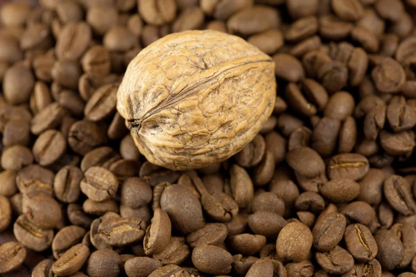 Achtergrond van de koffiebonen en walnoten — Stockfoto