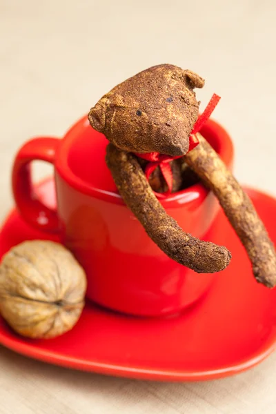 Nalle som är handgjorda i en kopp och nötter — Stockfoto