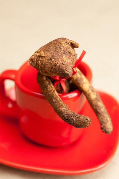 Orsacchiotto fatto a mano in una tazza e noci — Foto Stock
