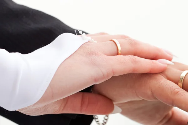 Mãos da noiva e do noivo com os anéis — Fotografia de Stock