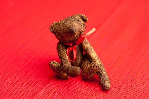 红色背景上手工制作的玩具熊 — 图库照片