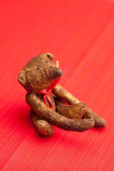 Αρκουδάκι χειροποίητα σε κόκκινο φόντο — Φωτογραφία Αρχείου