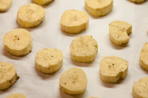 Pedaços de banana fatiados polvilhados com açúcar em pó — Fotografia de Stock