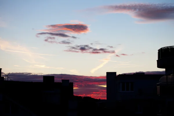 Kvällshimlen över taket och silhuetten av huset — Stockfoto