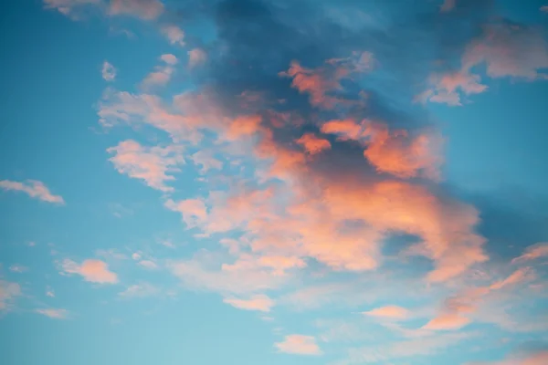 夜の空とピンクの雲からの背景 — ストック写真