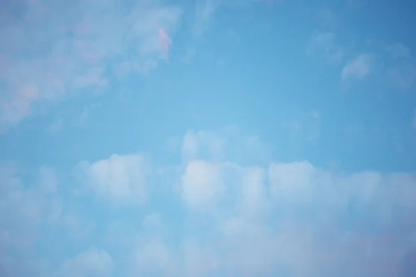 Bakgrund från kvällshimlen och rosa moln — Stockfoto