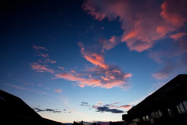 Kvällshimlen över taket och silhuetten av huset — Stockfoto