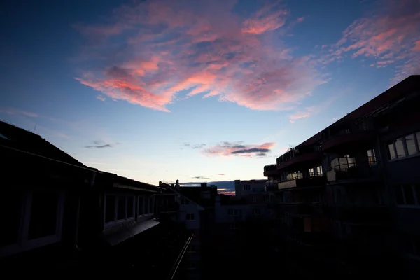 Evening sky over the roof and the silhouette of the house — Stock Photo, Image