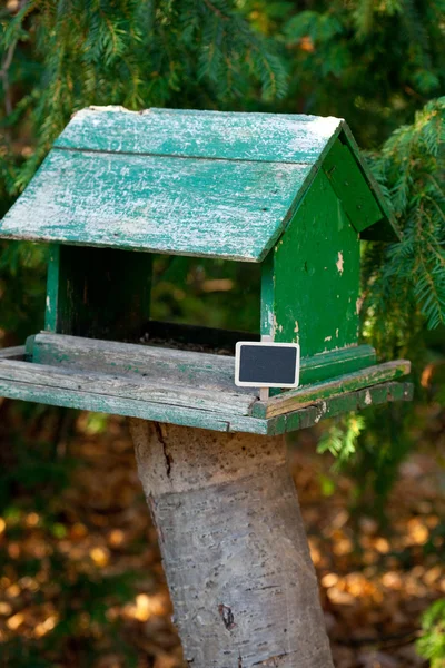 Duże birdhouse w lesie i tablica — Zdjęcie stockowe