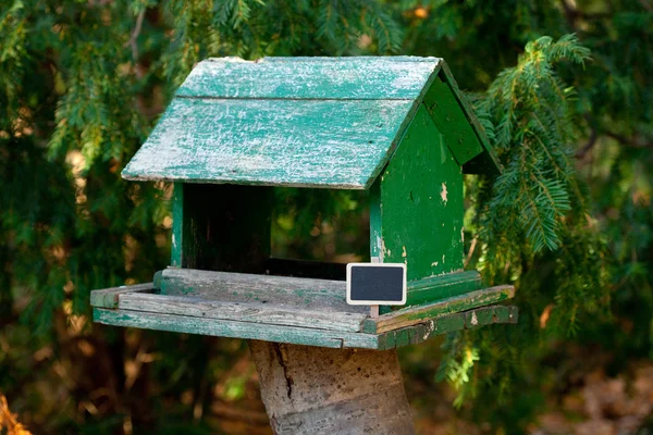 Duże birdhouse w lesie i tablica — Zdjęcie stockowe